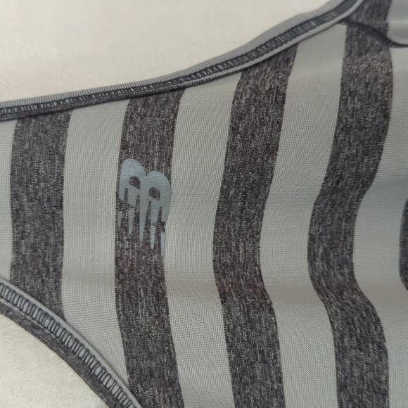 🍉 New Balance Grey Stripe Racerback Active wear Workout Tank Size Medium - Picture 3 of 6